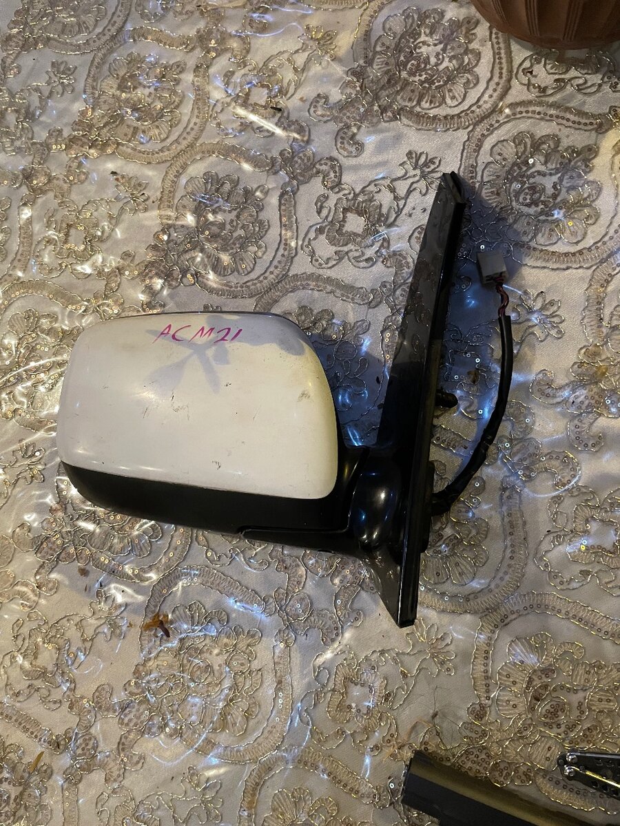 Правое зеркало заднего вида