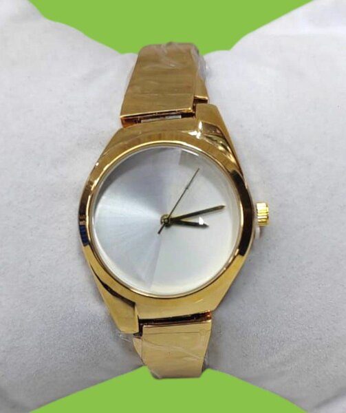 Montre élégante dorée