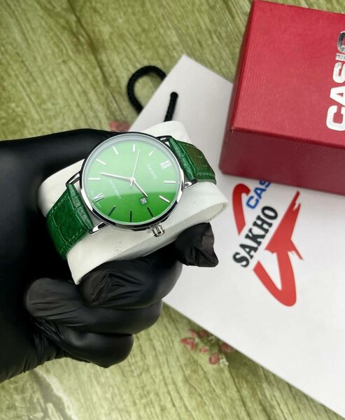 Montre élégante en cuir vert