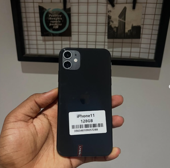 iPhone 11  128GB (Super Neat!)