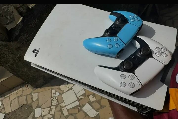 Console PS5 avec deux manettes