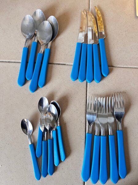 Ensemble de couverts bleus