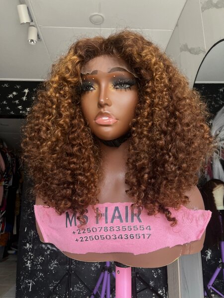 Perruque bouclée marron volumineuse