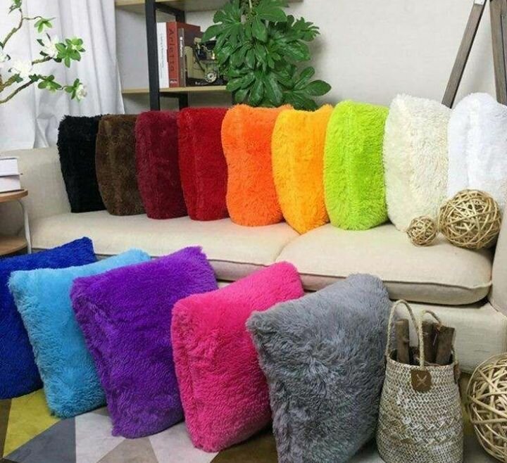 Coussins déco peluche colorée