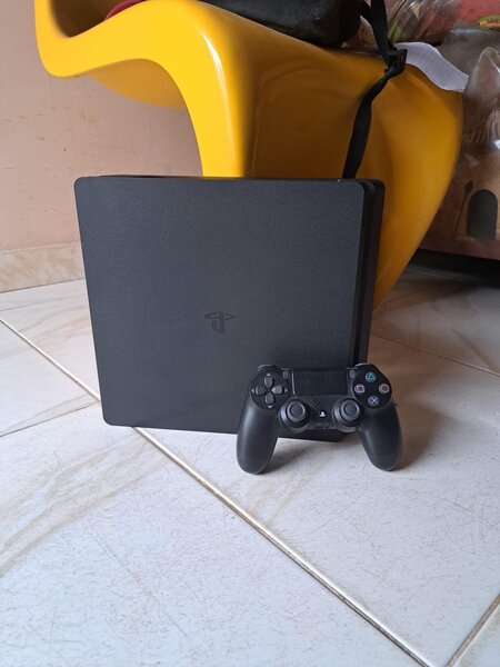 PlayStation 4 Slim - Capacité 1 Téra - 7 jeux