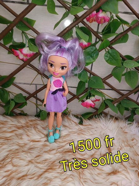 Belle poupée pour les filles