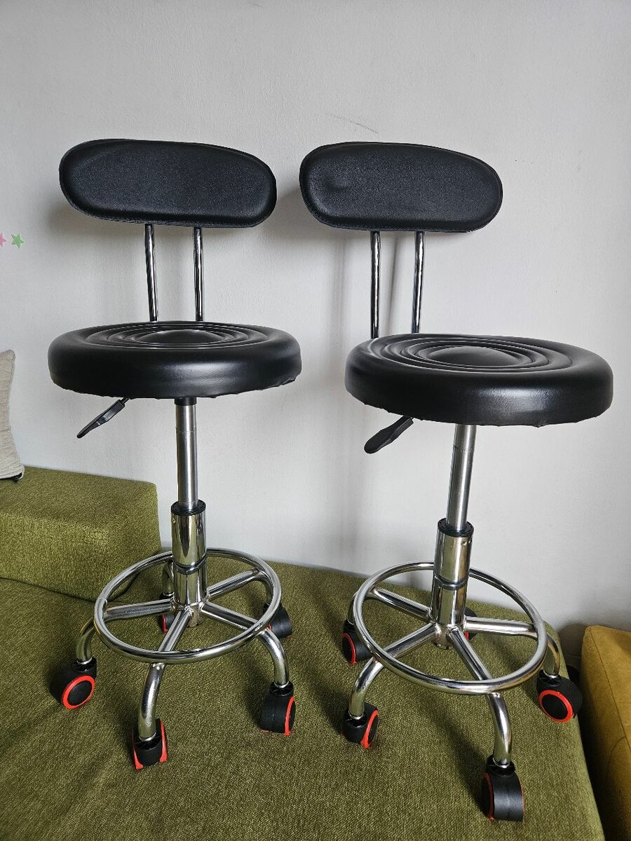 Tabourets pivotants réglables