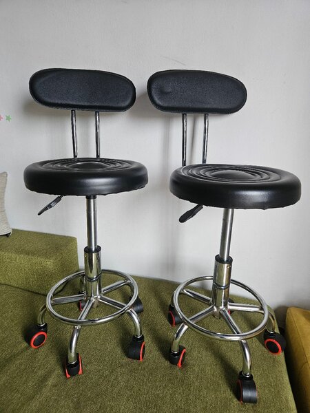 Tabourets pivotants réglables