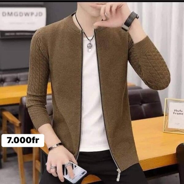 Des pulls cardigan, brun