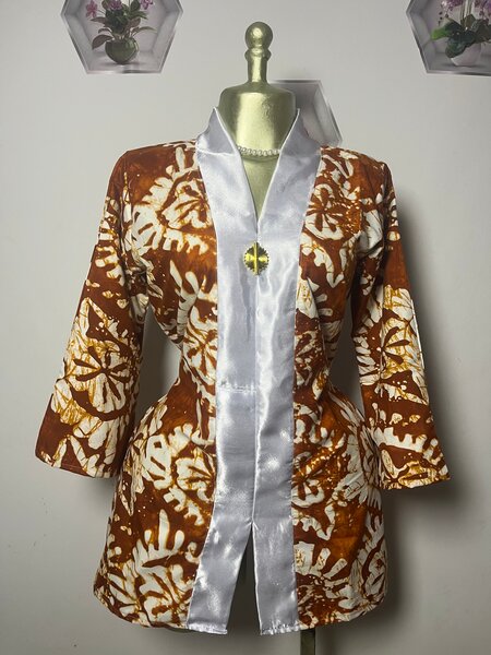 Veste kimono en satin floral