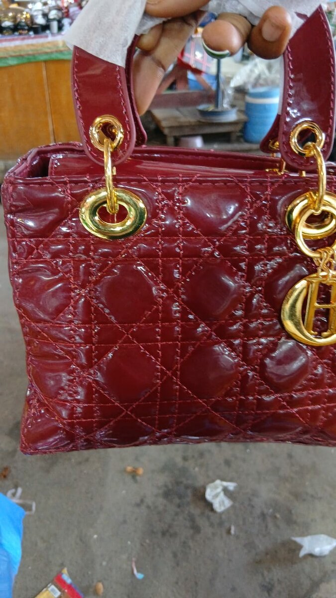 Sac à main en cuir verni