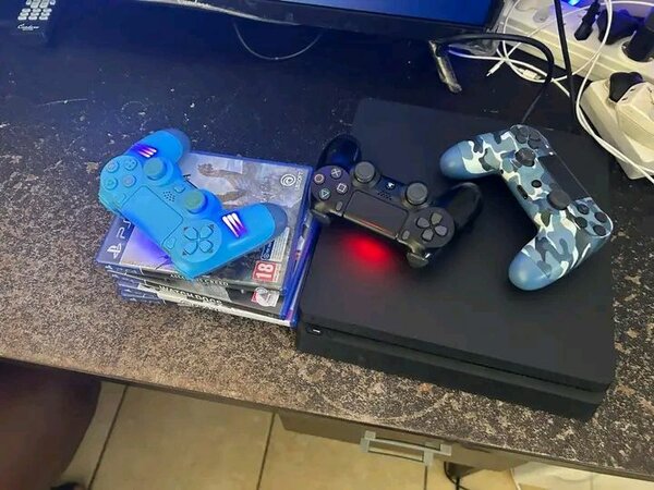 Console PS4 avec jeux et manettes