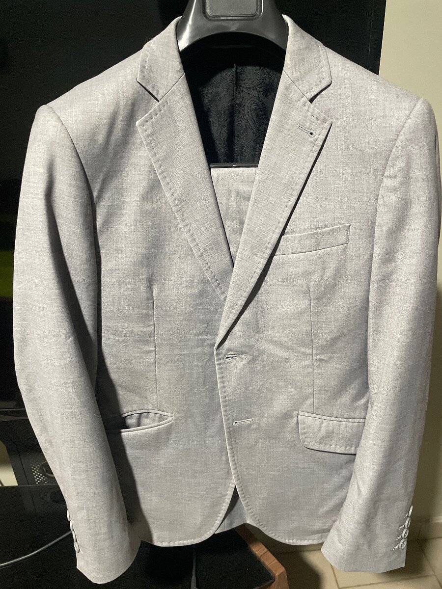 Costume élégant gris homme