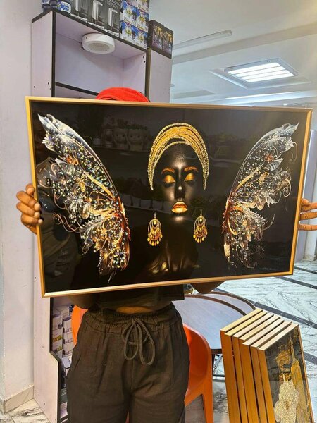 GRAND CADRE FEMME AFRICAINE PAPILLON - 95x65 cm
