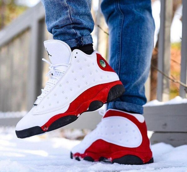 Baskets blanches et rouges