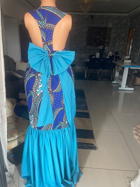 Robe élégante à dos ouvert avec grand nœud