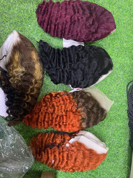 Perruques colorées ondulées