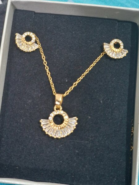 Set collier et boucles dorés