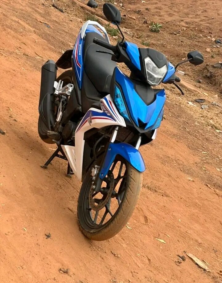 Moto de sport élégante bleue