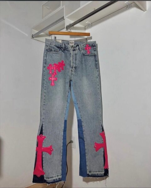 Jean tendance avec motifs croix