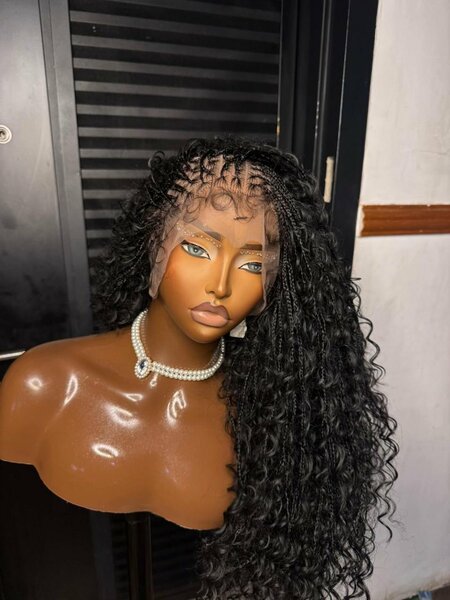 Perruque en dentelle bouclée