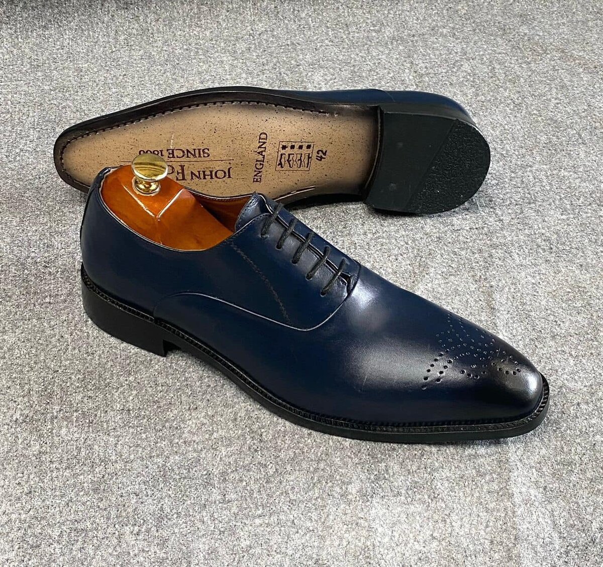 Chaussures habillées pour hommes bleues avec perforations