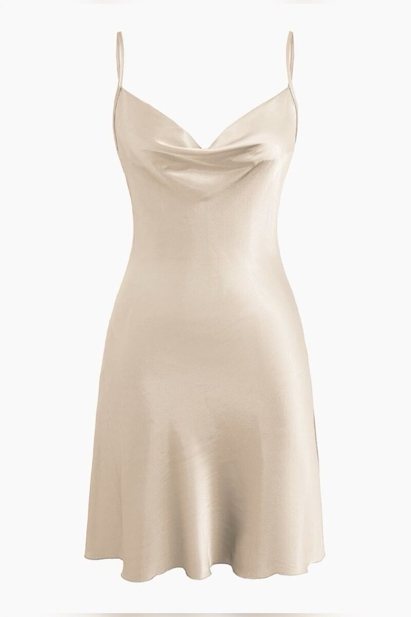 Robe en satin beige élégante
