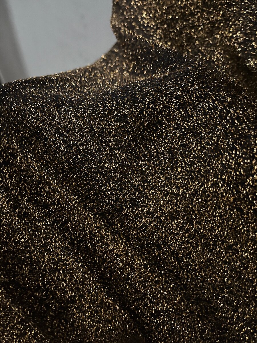 Robe à paillettes dorées