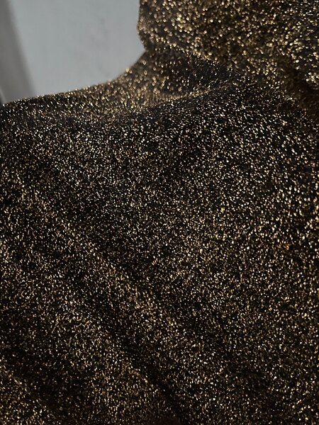 Robe à paillettes dorées