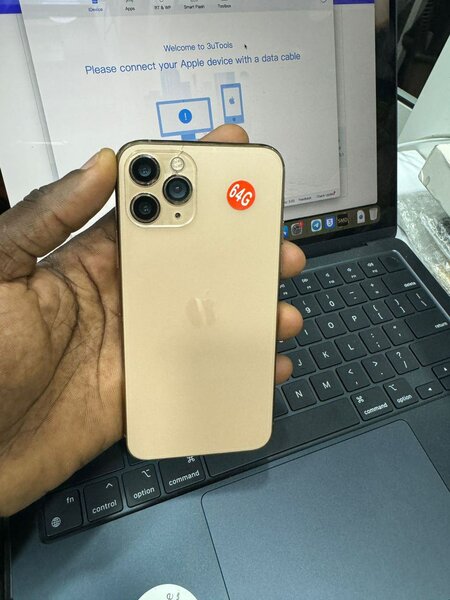 iPhone 11 Pro 64g tout passe propre  Prix 135.000