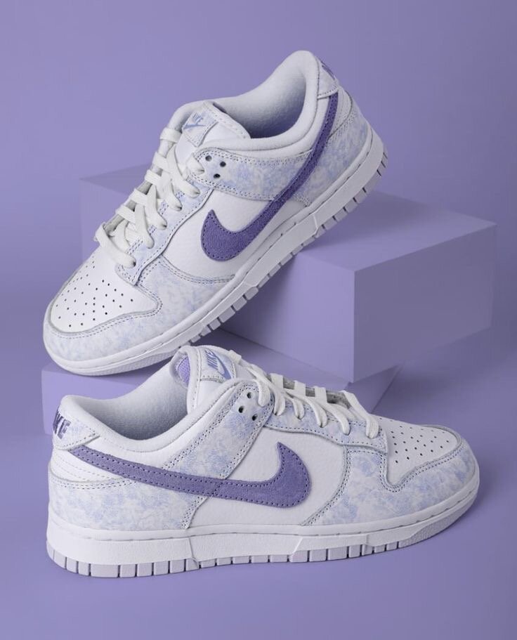 Baskets blanches et violettes