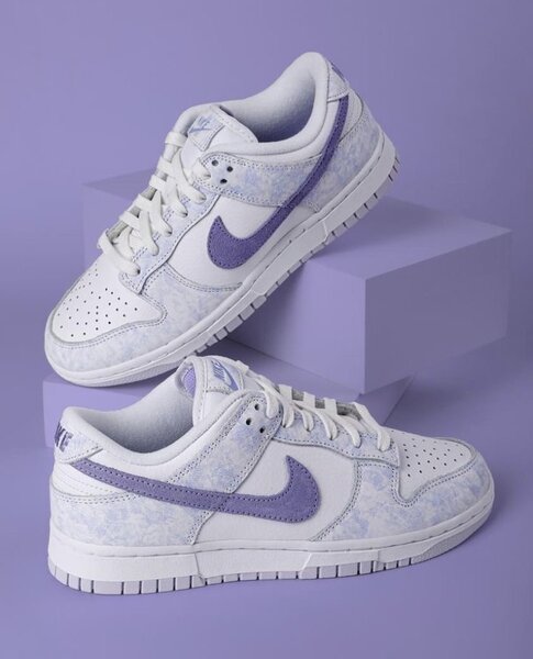 Baskets blanches et violettes