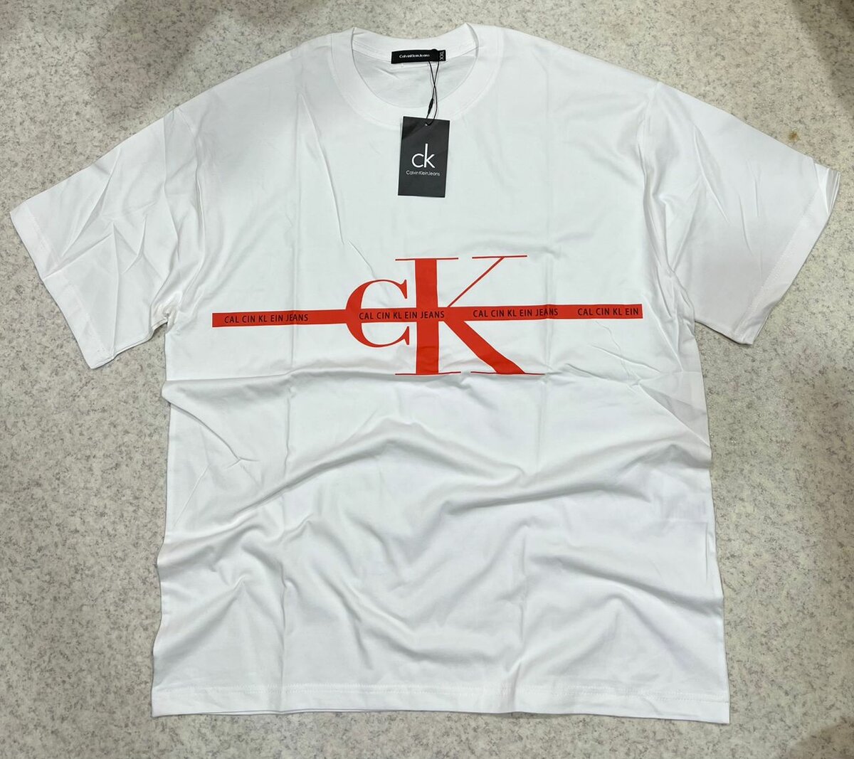 T-shirt Calvin Klein moderne