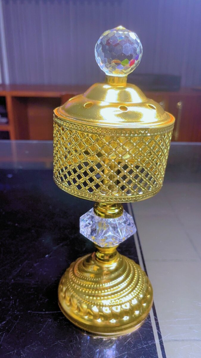 Brûleur d'encens doré élégant