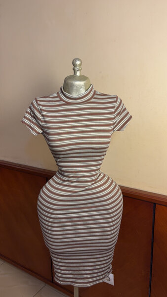 Robe moulante rayée chic