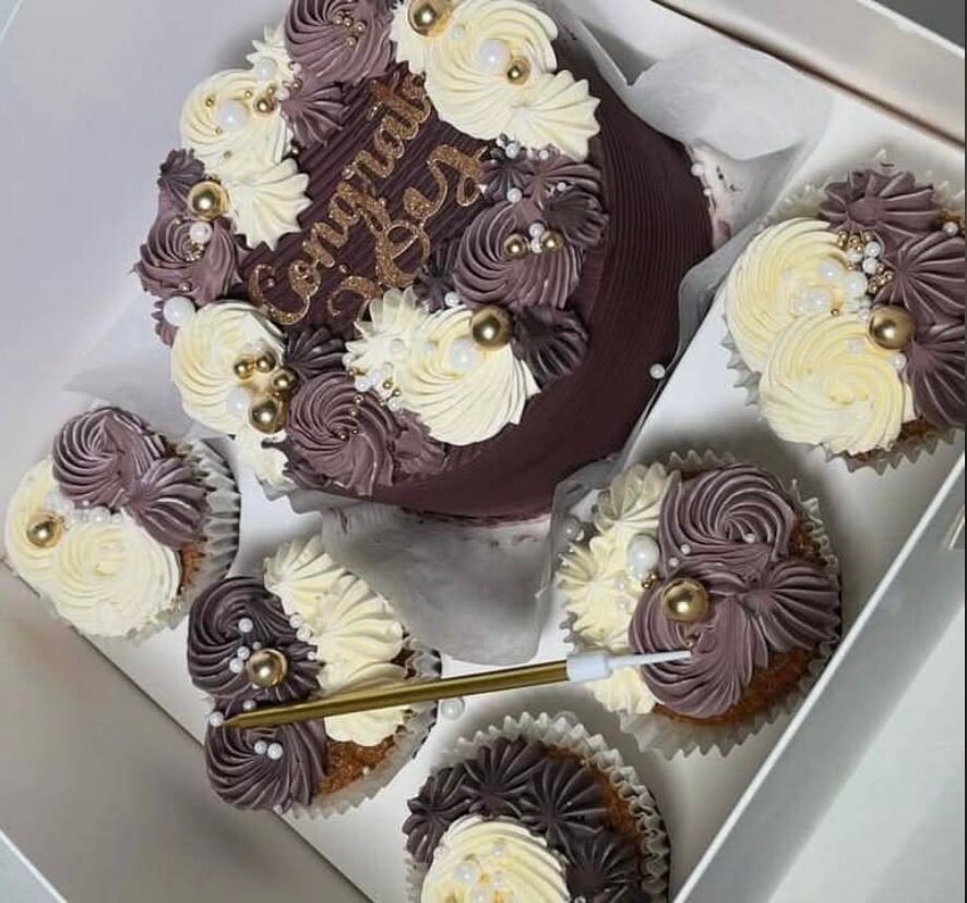 Gâteau et cupcakes assortis