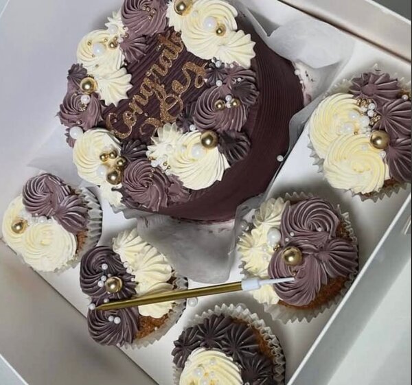 Gâteau et cupcakes assortis