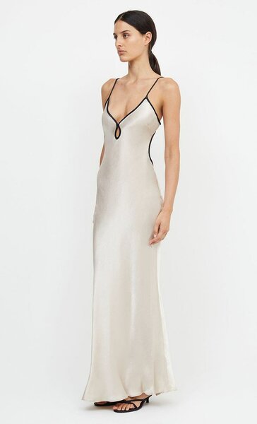 Robe Longue Satinée Élégante