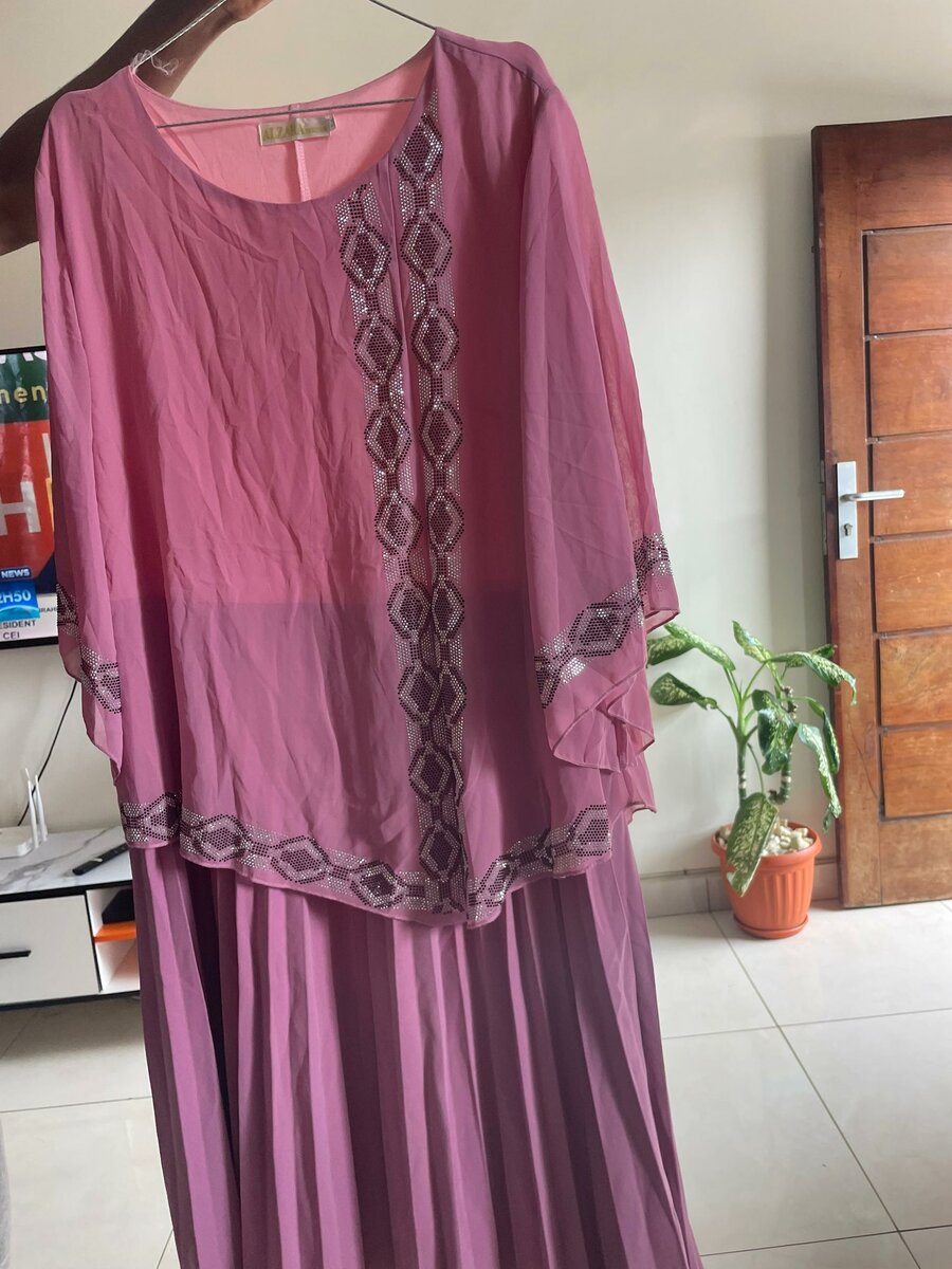 Robe élégante rose en chiffon