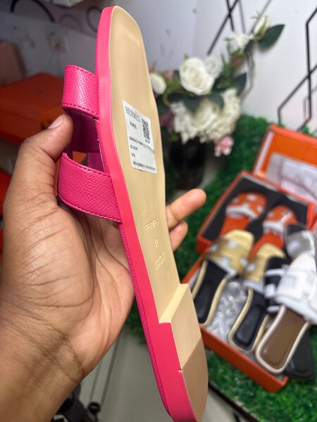 Sandales roses en cuir élégantes