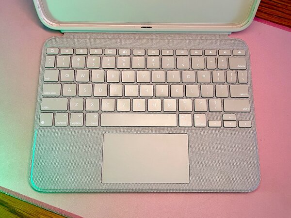 Клавиатура для iPad 10  Logitech Combo Touch