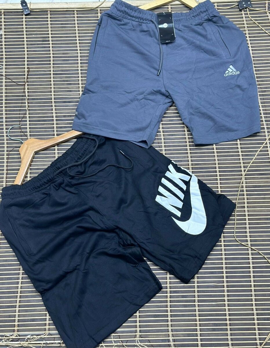 les shottes Adidas et puis Nike