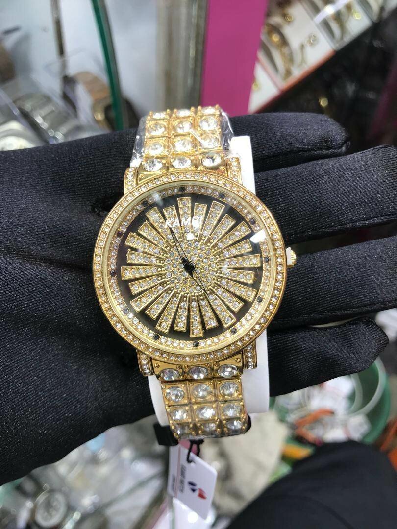 Montre de luxe étincelante