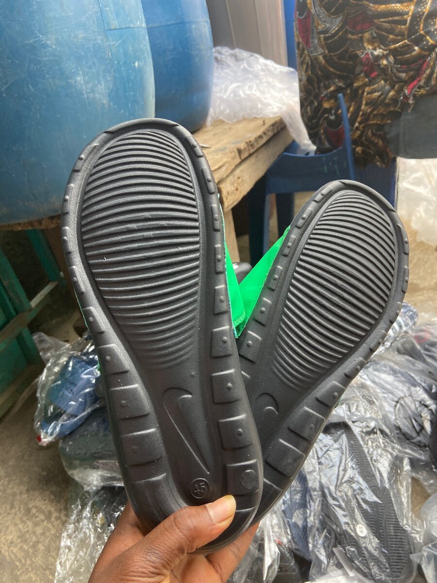 Claquettes vertes confortables