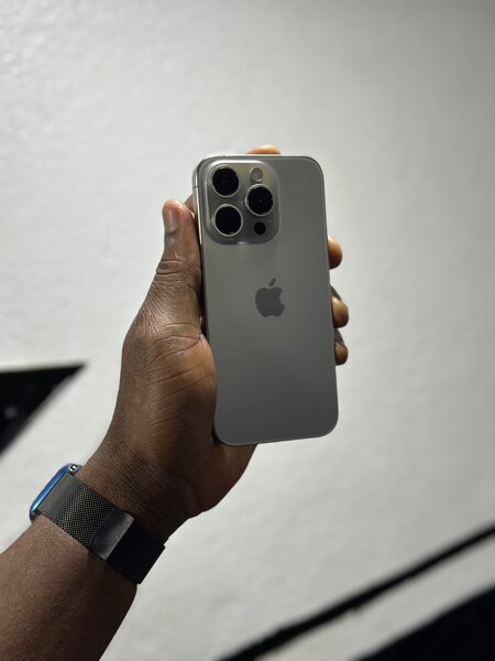 iPhone 15 pro 128Go CE avec carton appareil sous garantie