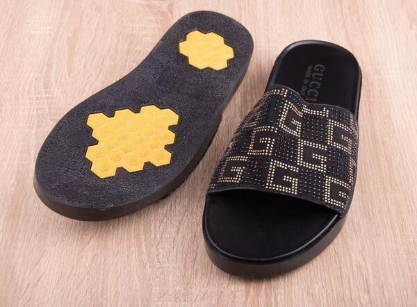 Sandales de bain en cuir Gucci