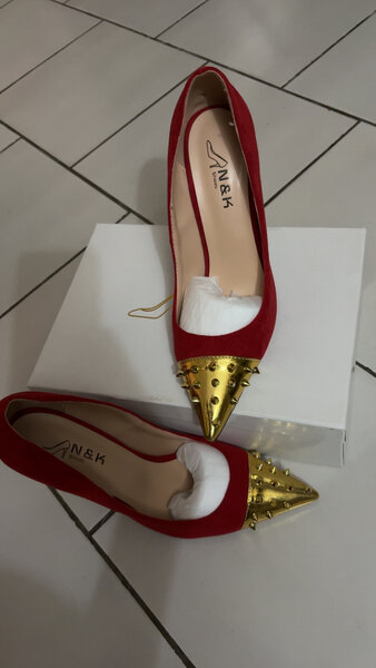 Escarpins rouges à talons aiguilles et clous dorés