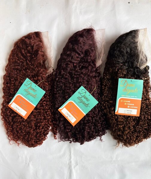 Perruque en dentelle bouclée