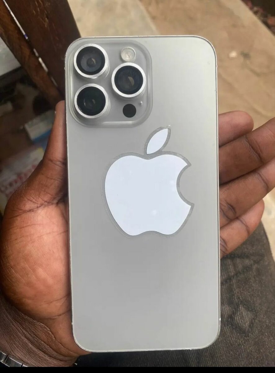 iPhone moderne avec coque bleu