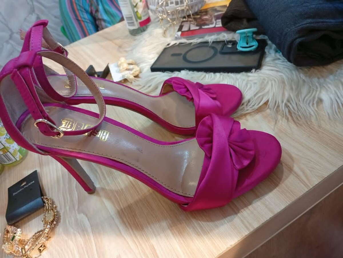 39/40 hot pink heels